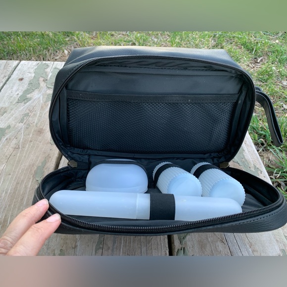 •DOPP(TM) Kit•Black Leather or Really Nice Faux•2-Zip Compartments•Like New! - Picture 4 of 7